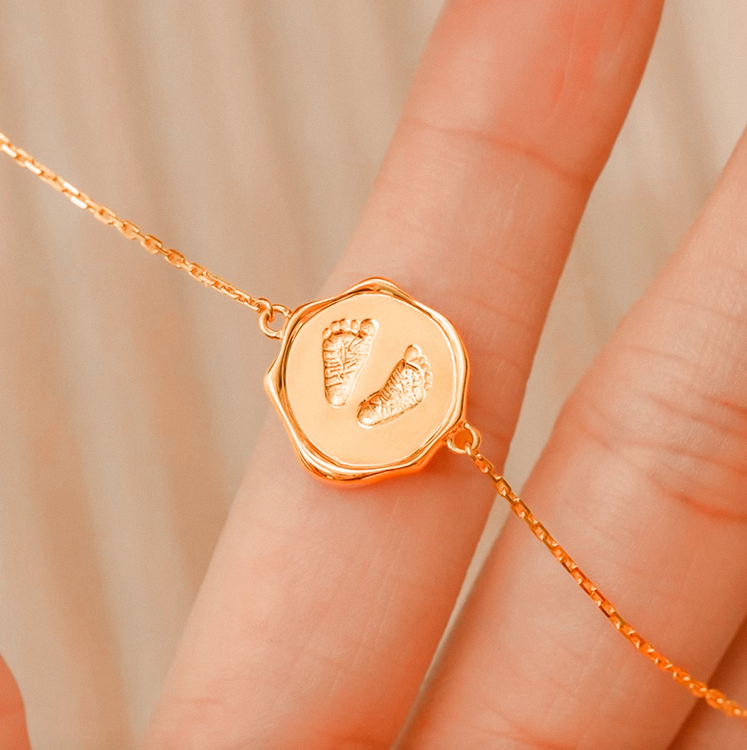 The Moment I Became A Mom - Medallion Bracelet